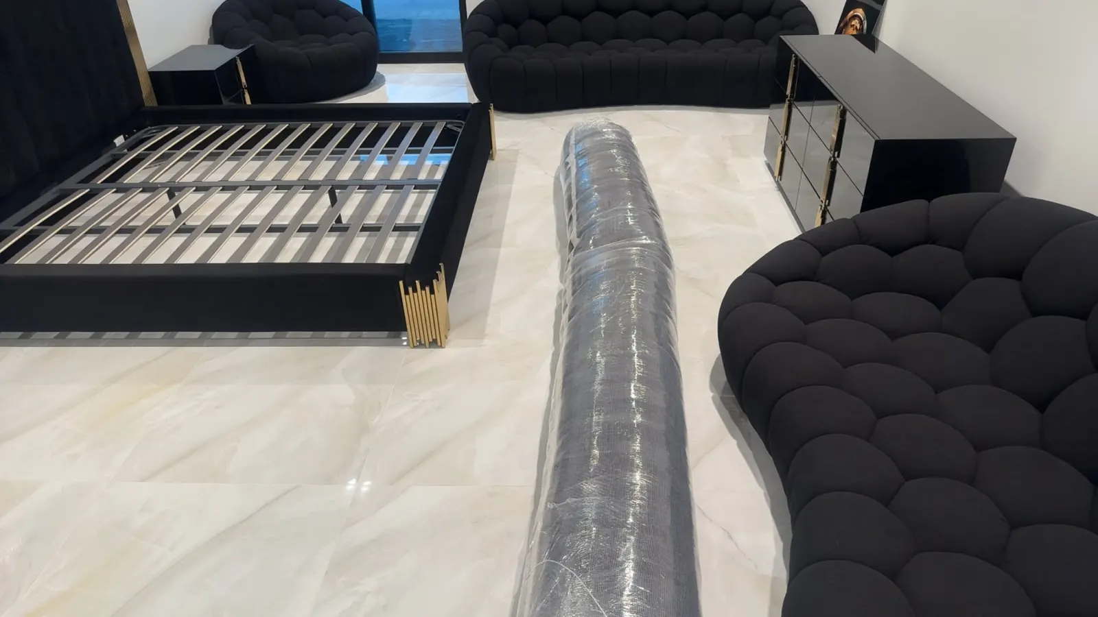 Bedroom floor of large cream onyx-look tiles